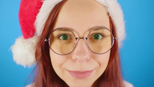 Vrouw Met Kerstmuts Bril Blauwe Achtergrond Vrouw Met Kerstmuts Lachend — Stockvideo