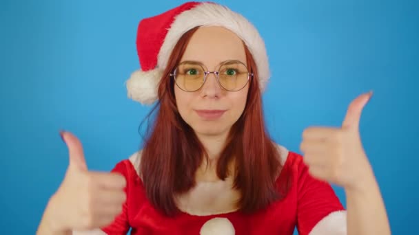 Femme Santa Chapeau Lunettes Montre Pouces Vers Haut Sur Fond — Video