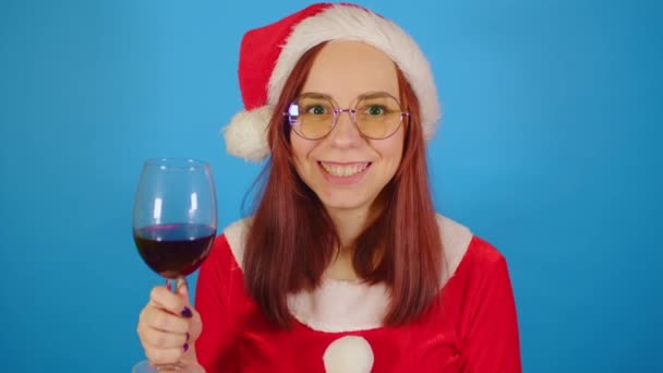 Vrouw Kerstman Kostuum Met Glas Rode Wijn Blauwe Achtergrond Vrouw — Stockvideo