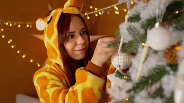 Femme Costume Girafe Décorant Accrochant Des Boules Sur Arbre Noël — Video