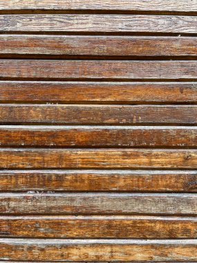 Eski kereste yüzeyinin desenli arkaplanı ve döküntü binanın dışındaki turkuaz boya.