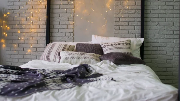 Большая Кровать Подушками Одеялами Внутри Светящаяся Гирлянда Над Кроватью Интерьер — стоковое фото