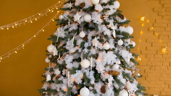 Christmas Tree Different Christmas Toys Standing Room Decorated Coniferous Tree — Stock Photo, Image