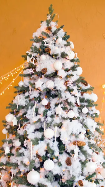 Árbol Navidad Con Diferentes Juguetes Navidad Pie Habitación Árbol Coníferas —  Fotos de Stock