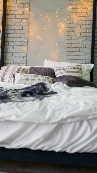 Çinde Yastıklar Battaniyeler Olan Büyük Bir Yatak Yatağın Üzerinde Parlayan — Stok fotoğraf