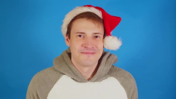 Knappe Man Met Kerstmuts Die Naar Camera Kijkt Glimlacht Gelukkig — Stockvideo
