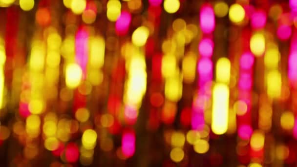 Розовые и желтые огни с эффектом боке. Блестящий разряженный абстрактный фон ярких огней гирлянды, светящихся пятнами боке — стоковое видео