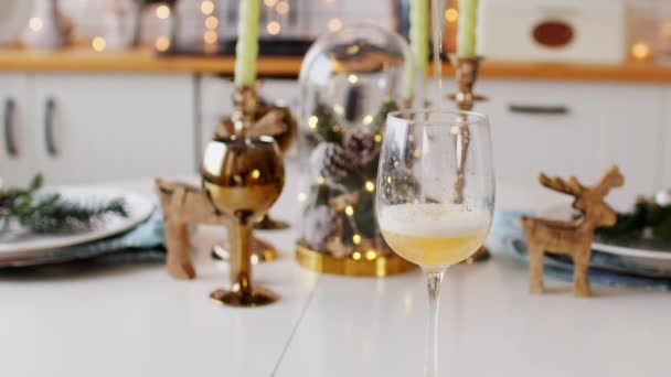 Verre vide sur la table de fête. Une personne méconnaissable verse de la bière légère dans un verre pendant les fêtes à la maison. Gros plan. — Video