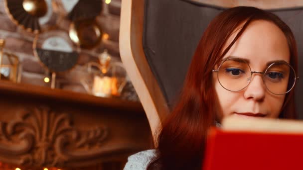 Giovane donna in occhiali lettura libro. Lo studente interessato in occhiali legge il libro, preparandosi a lezioni educative. Da vicino.. — Video Stock