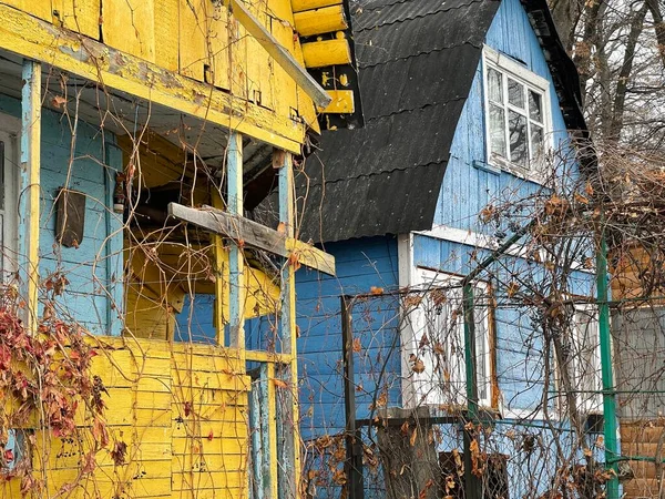 Régi Sárga Faház Vidéken Egy Lerobbant Rusztikus Ház Külseje Közelről — Stock Fotó