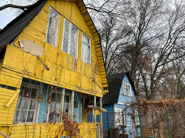 Régi Sárga Faház Vidéken Egy Lerobbant Rusztikus Ház Külseje Közelről — Stock Fotó