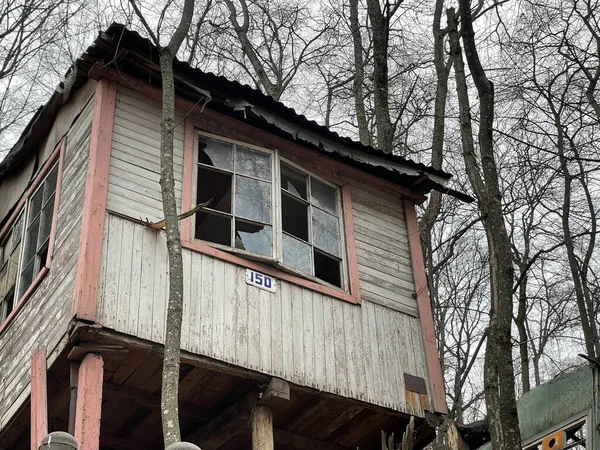 Kırsal Kesimdeki Dekorlarda Eski Tahtadan Yapılmış Bir Ormandaki Tepede Terk — Stok fotoğraf