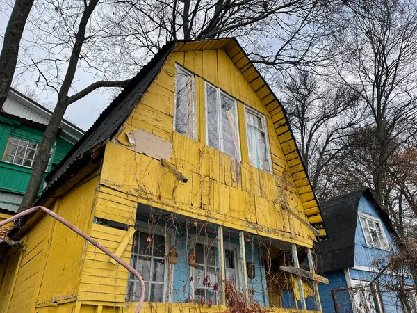 田舎の古い黄色の木造住宅 みすぼらしい素朴な家の建物の外観 閉じろ — ストック写真