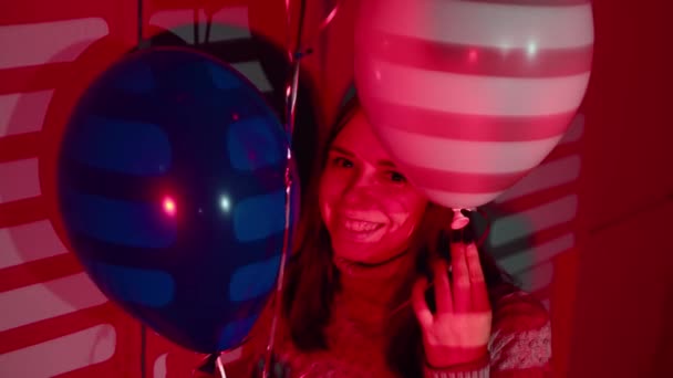 Mulher Com Balões Estúdio Vermelho Escuro Mulher Positiva Suéter Com — Vídeo de Stock