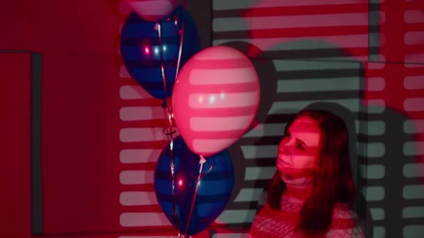 Γυναίκα Αερόστατα Σκούρο Κόκκινο Στούντιο Θετική Γυναίκα Πουλόβερ Δέσμη Μπαλόνια — Αρχείο Βίντεο