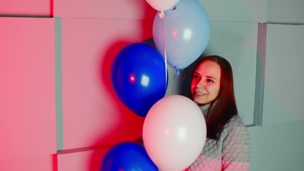 Frau Mit Luftballons Dunkelroten Studio Positive Frau Pullover Mit Luftballons — Stockvideo