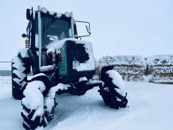 Tractor Parked Field Hay Winter Season Agricultural Tractor Standing Snowy — Stockfoto