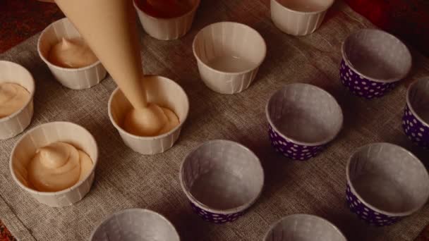 Kleine Mallen Voor Cupcakes Servet Tafel Onherkenbaar Persoon Vult Vla — Stockvideo