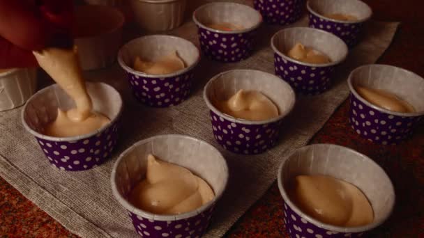 Kleine Mallen Voor Cupcakes Servet Tafel Onherkenbaar Persoon Vult Vla — Stockvideo