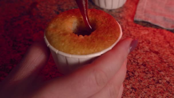 테이블 알아볼 수없는 여자가 컵케이크에 넣는다 집에서 케이크를 만드는 — 비디오
