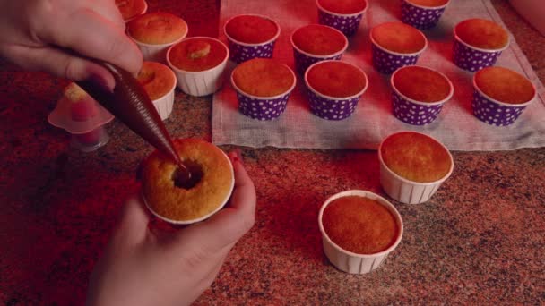 Kleine Cupcakes Tafel Onherkenbare Vrouw Vult Jam Cupcake Close Van — Stockvideo