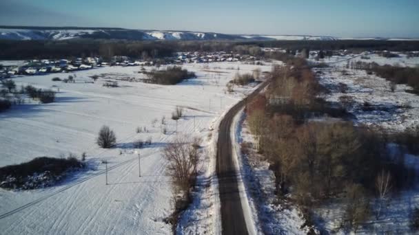 Widok Lotu Ptaka Asfaltową Drogę Otoczoną Śniegiem Wsi Widok Drona — Wideo stockowe
