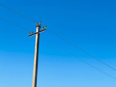 Eski elektrik hattının kapanışı. Güç iletim hattı direğine bağlı..