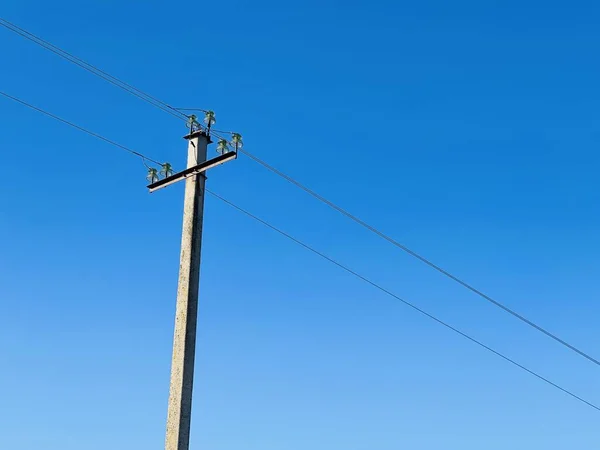 Penutupan Saluran Listrik Lama Tiang Transmisi Listrik Dengan Kabel Listrik — Stok Foto
