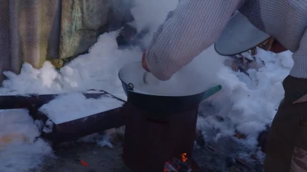 Een Dakloze Kookt Buiten Eten Winter Brandstapel Een Dakloze Kookt — Stockvideo