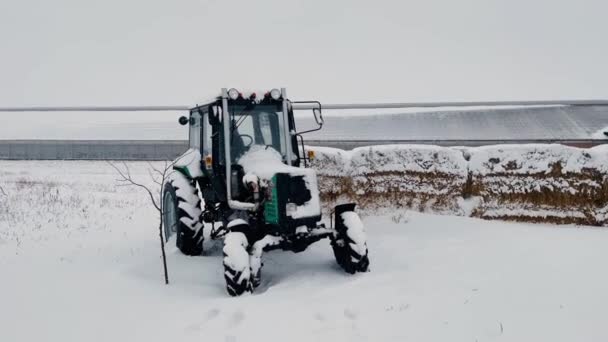 Trator Estacionado Campo Perto Feno Temporada Inverno Trator Agrícola Tempo — Vídeo de Stock