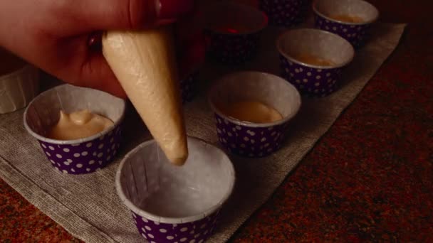 Mujer Chef Haciendo Cupcakes Cocina — Vídeos de Stock