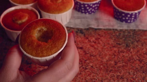 주방에서 케익을 만드는 요리사 — 비디오