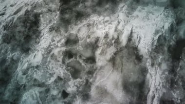 Kış mevsiminde buz dokusunun havadan görünüşü. Donmuş nehrin kuş bakışı görüntüsü. Buz gibi karlı nehir.