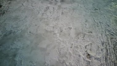 Kış mevsiminde buz dokusunun havadan görünüşü. Donmuş nehrin kuş bakışı görüntüsü. Buz gibi karlı nehir.