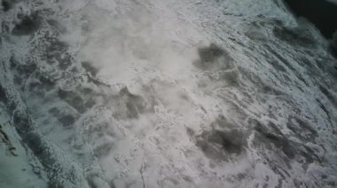 Kış mevsiminde buz dokusunun havadan görünüşü. Donmuş nehrin kuş bakışı görüntüsü. Buz gibi karlı nehir.