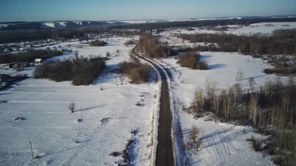 Widok Lotu Ptaka Asfaltową Drogę Otoczoną Śniegiem Wsi Widok Drona — Wideo stockowe