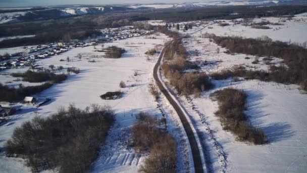 Widok Lotu Ptaka Asfaltową Drogę Otoczoną Śniegiem Wsi Widok Drona — Wideo stockowe