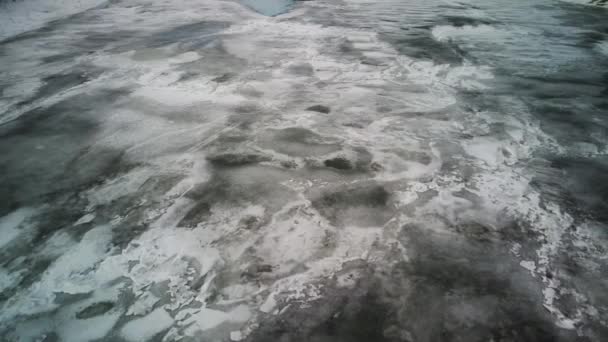 冬の季節に氷のテクスチャの空中ビュー 凍った川の鳥の目のビュー 凍てつく雪の川 — ストック動画