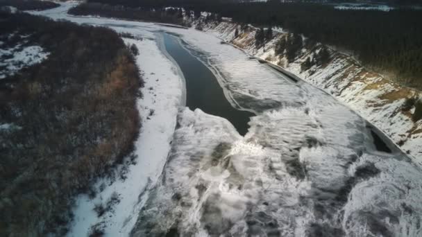 Klidná Zamrzlá Řeka Pokrytá Ledem Chladného Zimního Dne Klidná Říční — Stock video