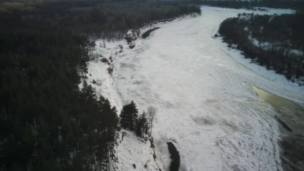 Klidná Zamrzlá Řeka Pokrytá Ledem Chladného Zimního Dne Klidná Říční — Stock video