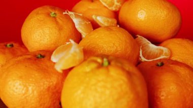 Kırmızı arka planda bir demet mandalina. Kırmızı arkaplanda meyveler izole edilmiş