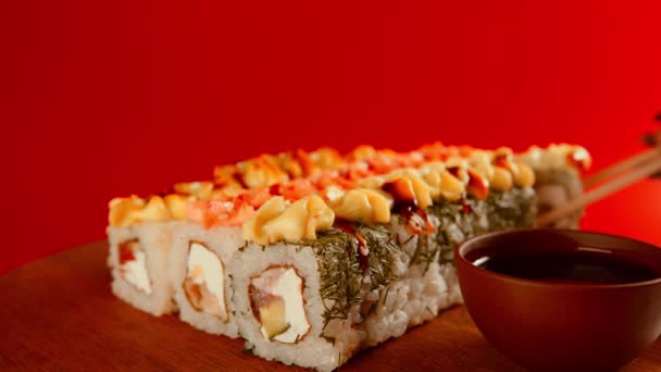 Pessoa Comer Sushi Com Pauzinhos Crop Pessoa Anônima Com Pauzinhos — Vídeo de Stock