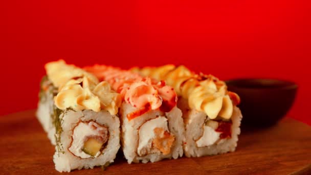 Les Sushis Roulent Près Sauce Soja Ensemble Délicieux Rouleaux Sushi — Video