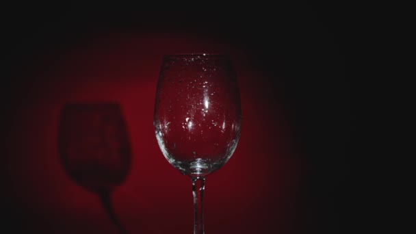 Verre à vin vide avec gouttes, gros plan — Video