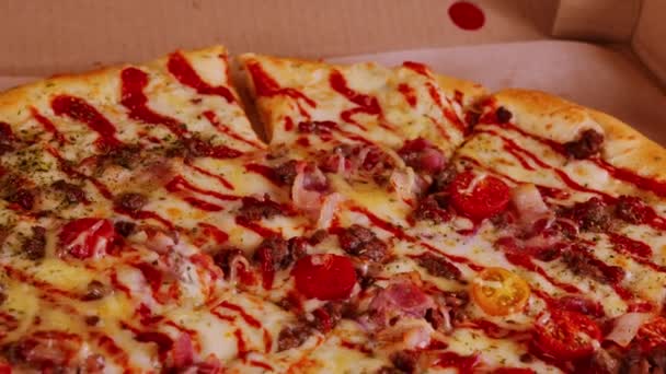 Grande pizza appétissante en boîte. Délicieuse pizza avec différents ingrédients filant. Ferme là. Concept de restauration rapide et à emporter. — Video