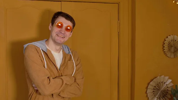 Odadaki Kahverengi Kapıların Arkasında Duran Gözlüklü Genç Yakışıklı Adam Kameraya — Stok fotoğraf