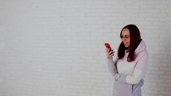 Mujer Joven Con Pelo Largo Sudadera Con Capucha Rosa Gafas — Foto de Stock