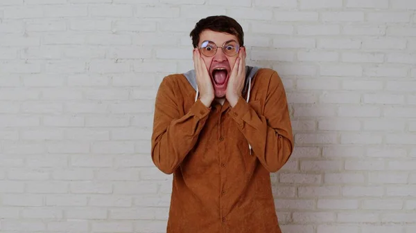 Jeune Homme Lunettes Sur Mur Briques Blanches Surpris Mâle Ouvre — Photo