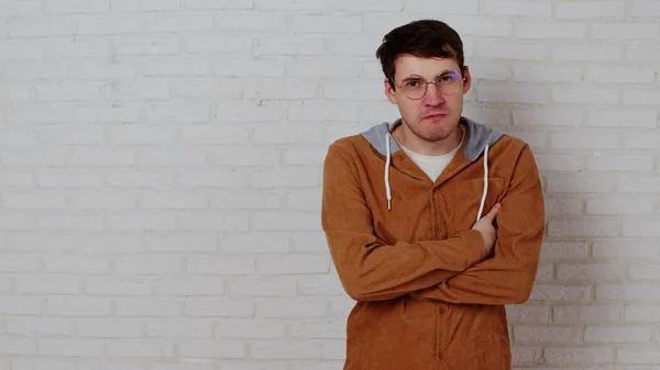 Gözlüklü Genç Adam Beyaz Tuğla Duvarın Yanında Kolları Çapraz Duran — Stok fotoğraf