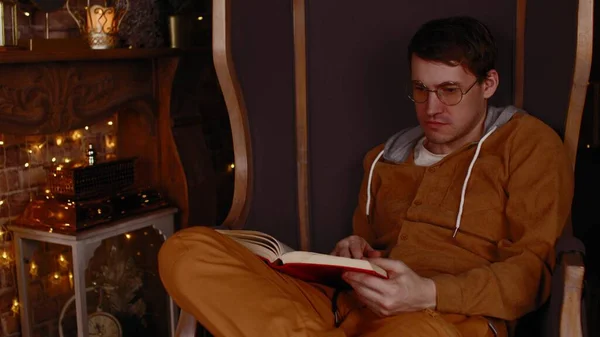 Jeune Homme Lunettes Lisant Livre Étudiant Intéressé Dans Les Lunettes — Photo